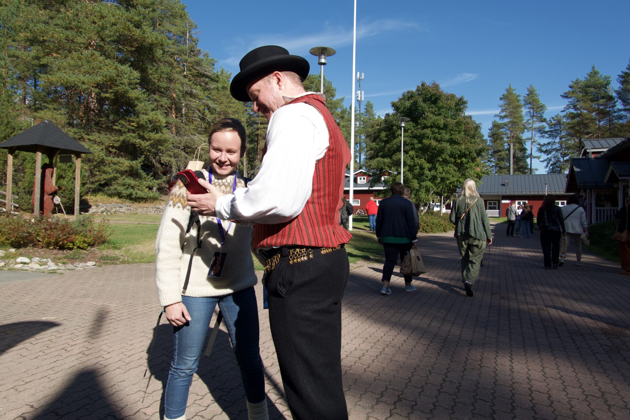 Commu pyrkii helpottamaan Suomen kyläyhteisöjen talkootoimintaa ja aktiivisuutta. Herzon Bien
